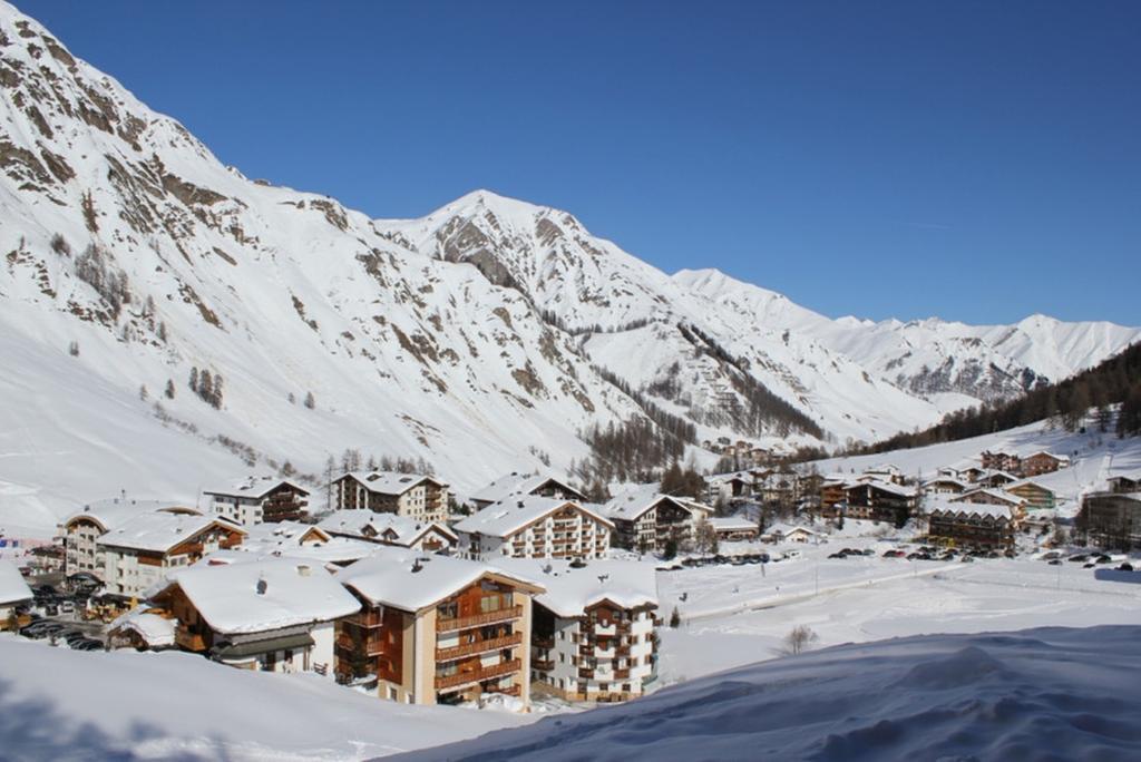 Hotel Des Alpes ซัมเนาน์ ภายนอก รูปภาพ