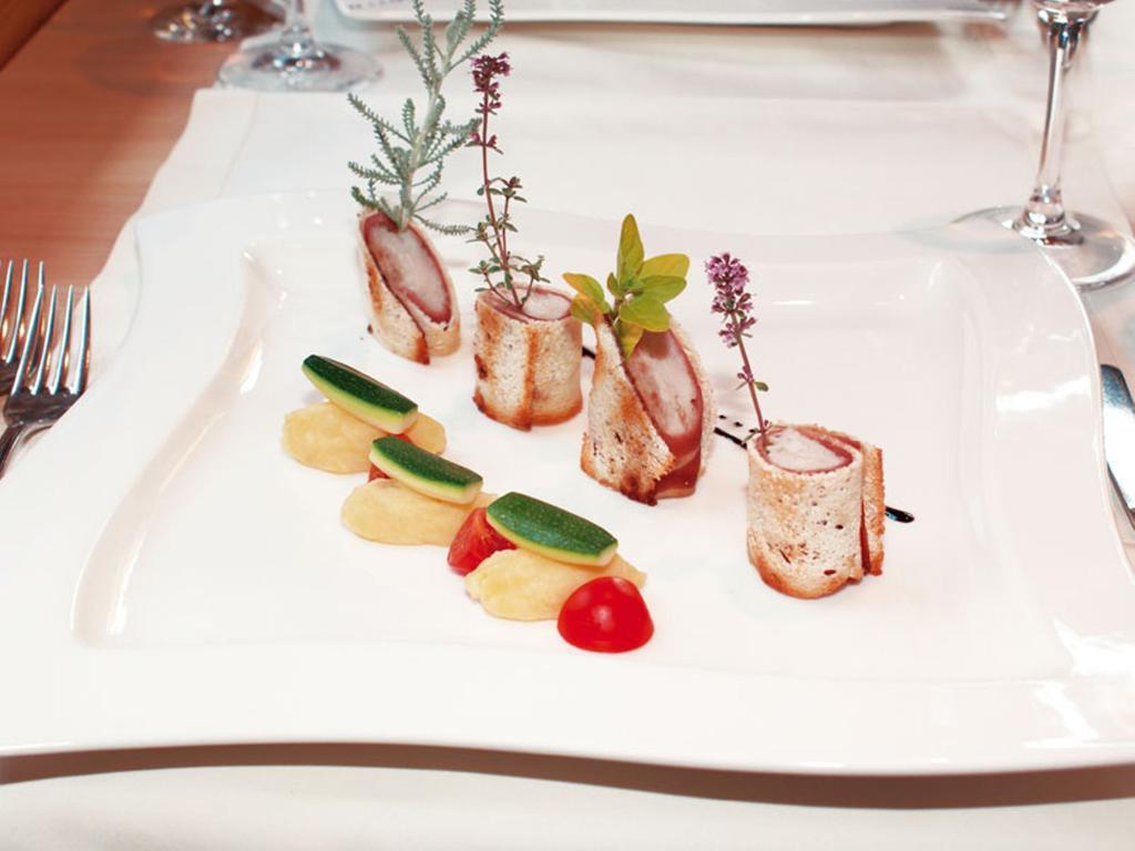 Hotel Des Alpes ซัมเนาน์ ภายนอก รูปภาพ