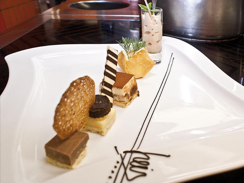 Hotel Des Alpes ซัมเนาน์ ภายนอก รูปภาพ