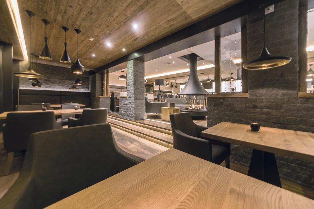 Hotel Des Alpes ซัมเนาน์ ภายนอก รูปภาพ