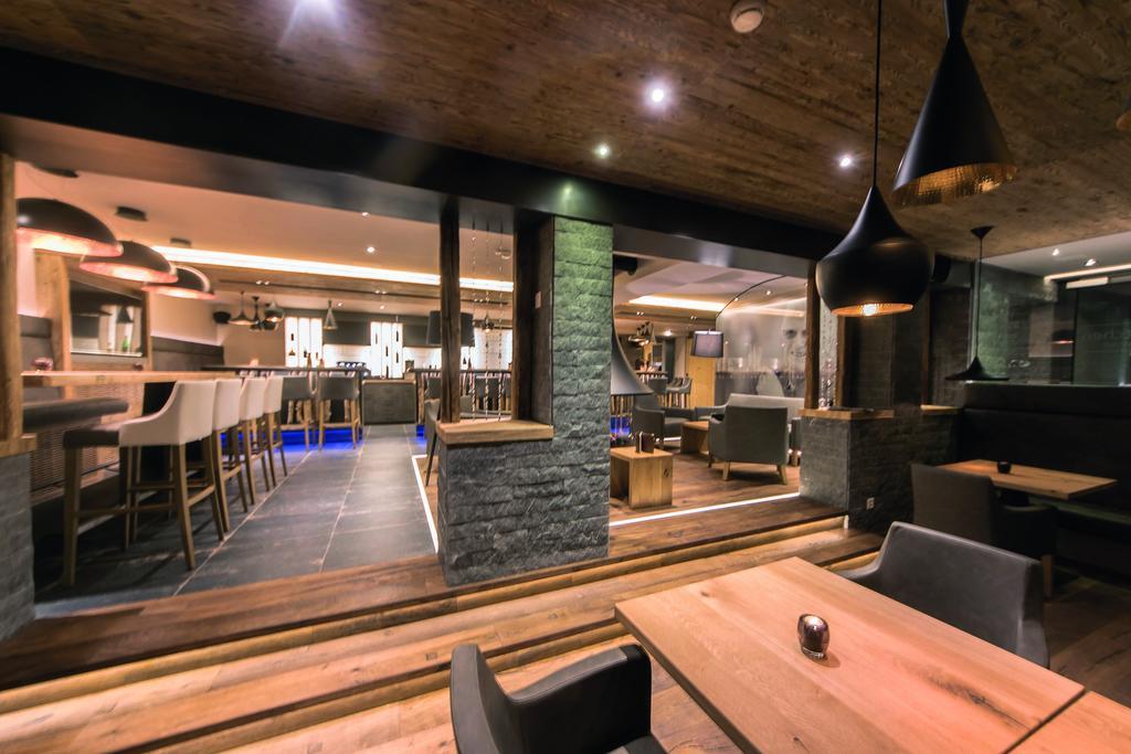 Hotel Des Alpes ซัมเนาน์ ภายนอก รูปภาพ