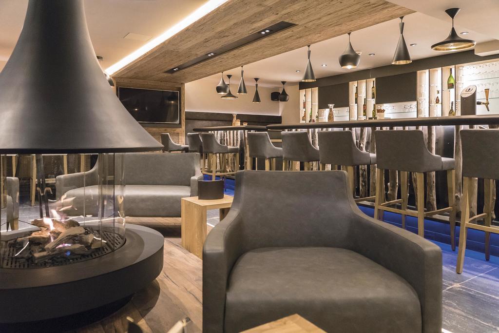 Hotel Des Alpes ซัมเนาน์ ภายนอก รูปภาพ