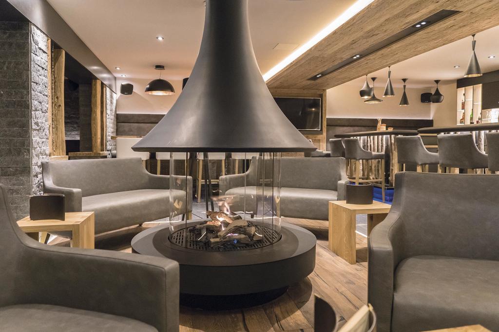 Hotel Des Alpes ซัมเนาน์ ภายนอก รูปภาพ