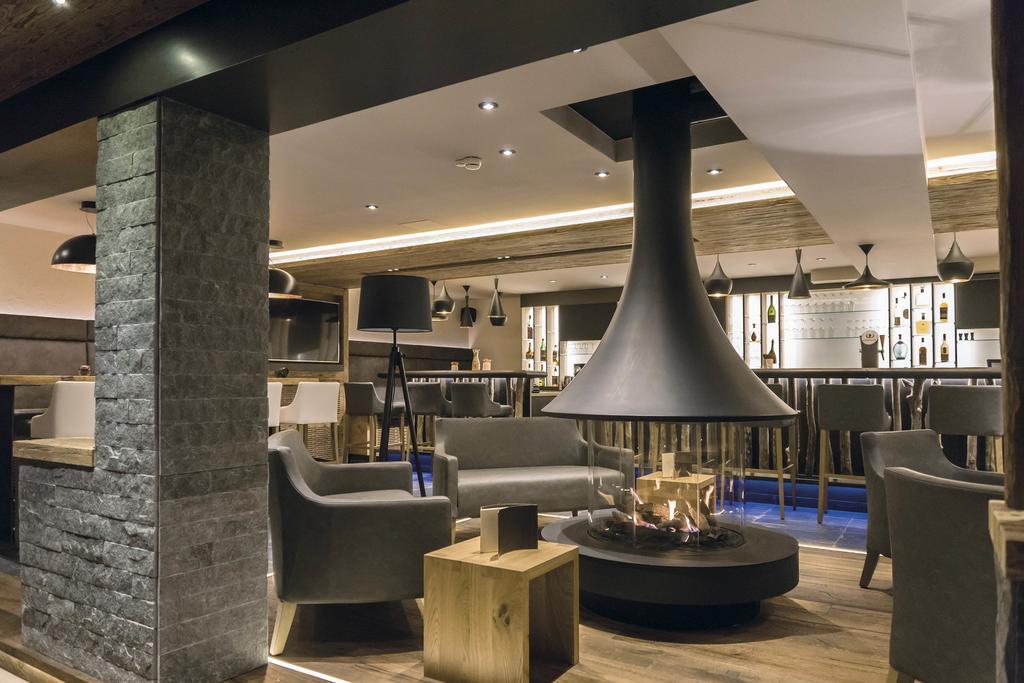 Hotel Des Alpes ซัมเนาน์ ภายนอก รูปภาพ