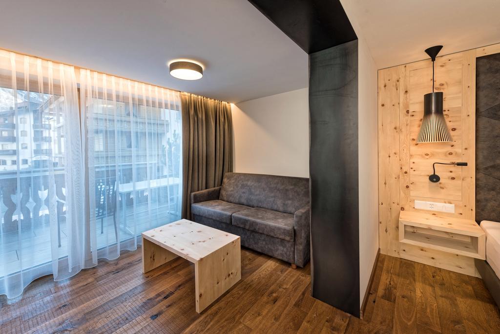 Hotel Des Alpes ซัมเนาน์ ภายนอก รูปภาพ