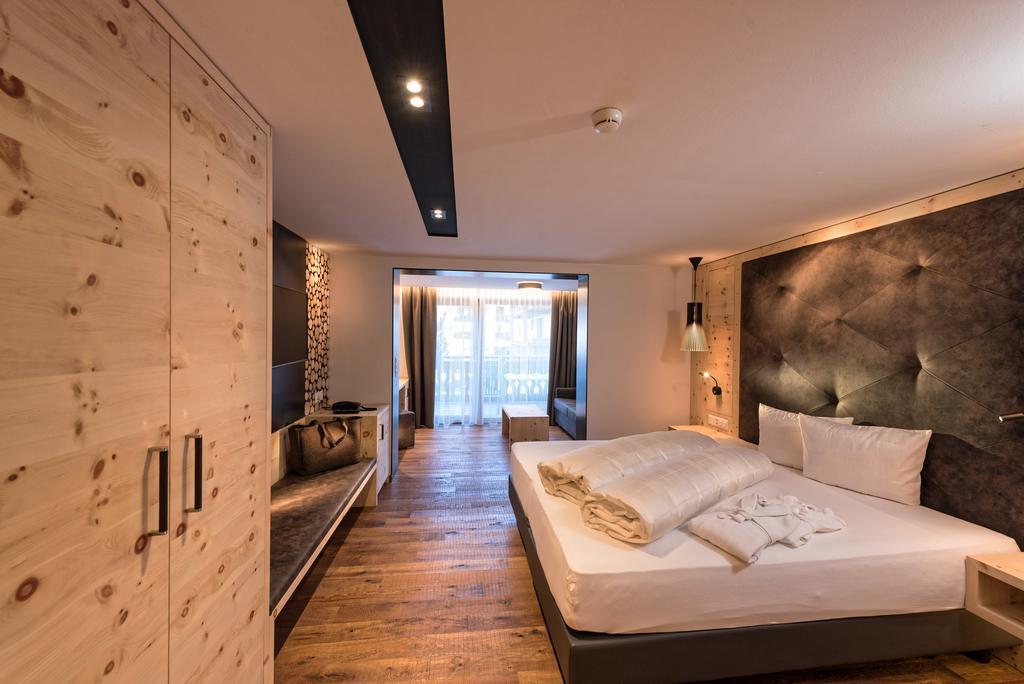 Hotel Des Alpes ซัมเนาน์ ภายนอก รูปภาพ