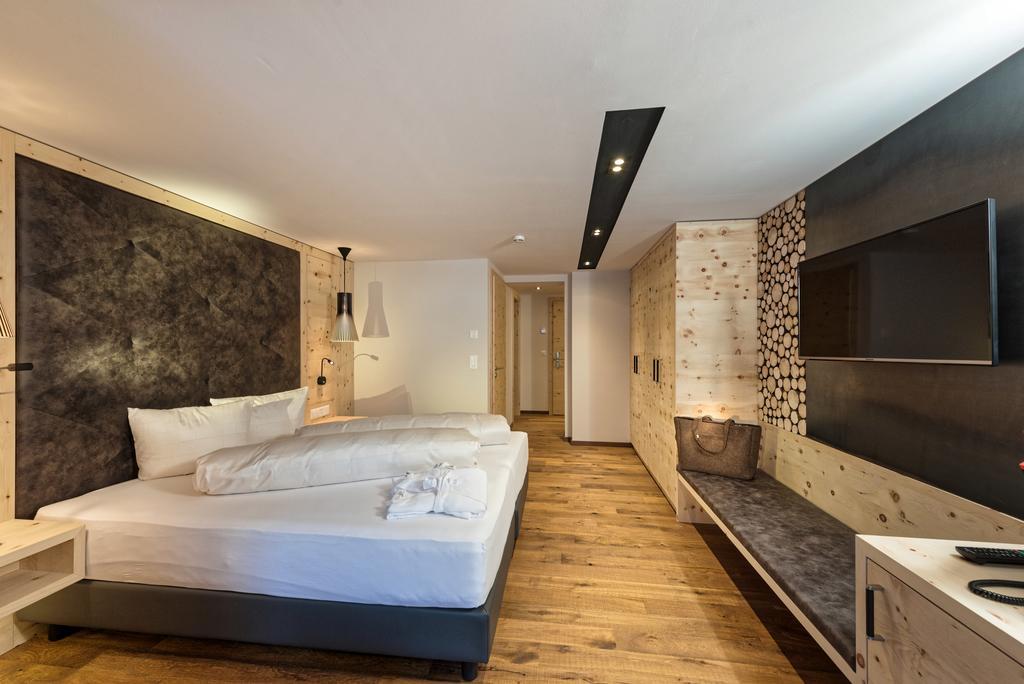 Hotel Des Alpes ซัมเนาน์ ภายนอก รูปภาพ
